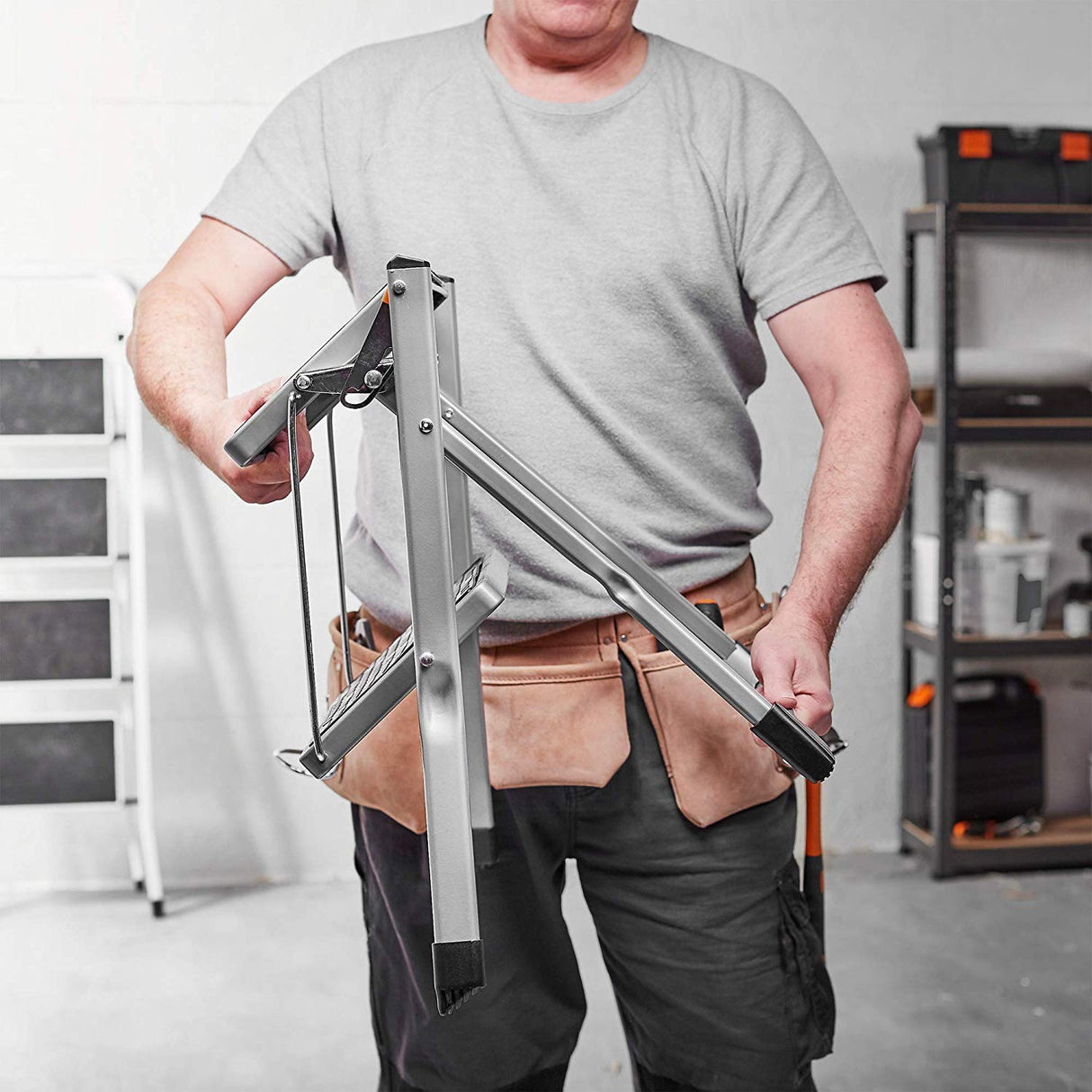 VonHaus zložljiva 2-polična jeklena lestev