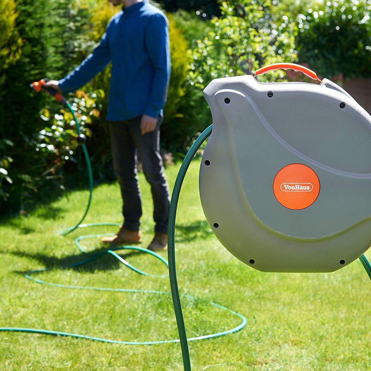 VonHaus stenski nosilec za cev 30m auto Roll-Up 8-funkcijska razpršilna pištola