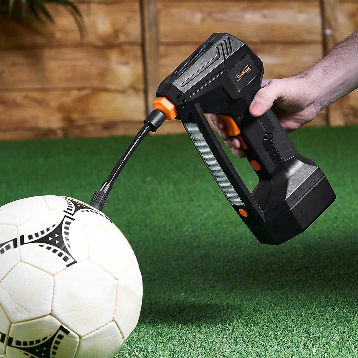 VonHaus 12V polnilec pnevmatik z digitalnim merilcem tlaka