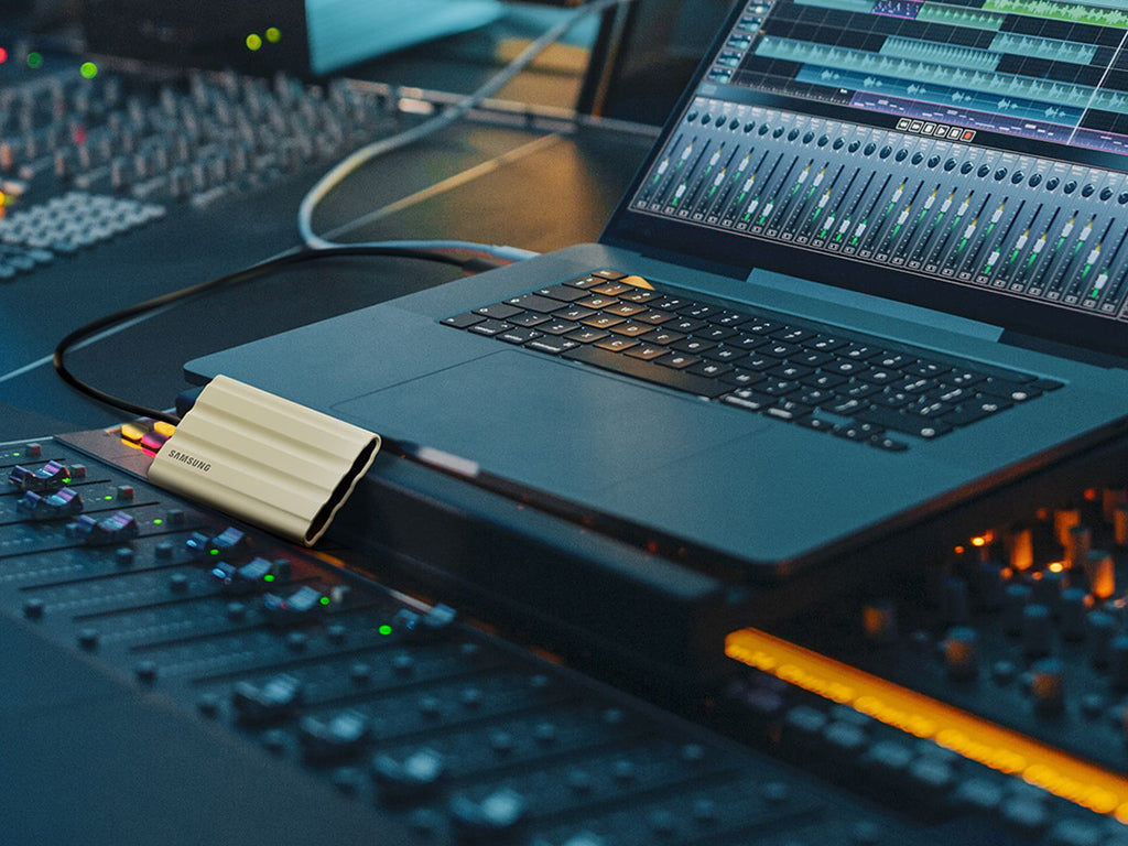 Samsung T7 Zunanji SSD 1TB Type-C USB 3.2 Gen2 NVMe, IP65, Shield, bež