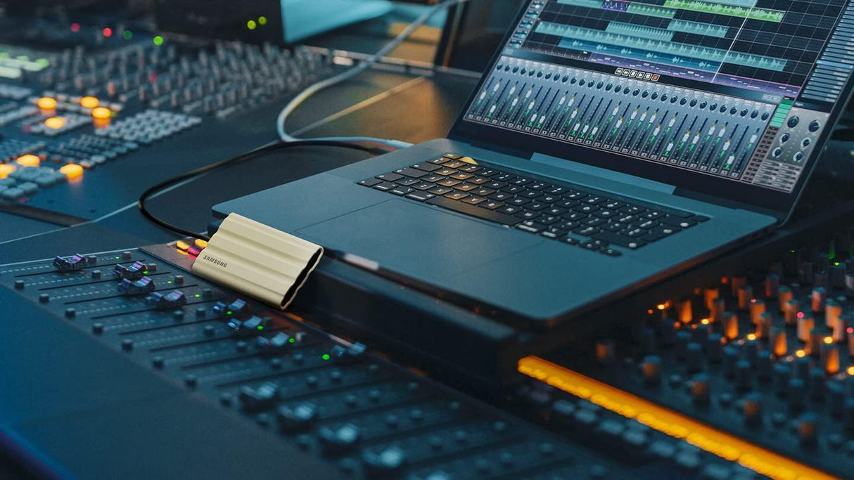 Samsung zunanji SSD 4TB Type-C USB 3.2 Gen2 NVMe, IP65, T7 Shield